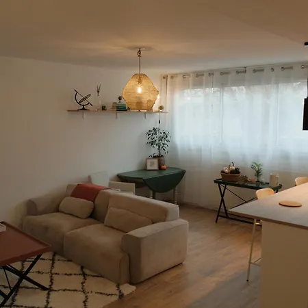 Aux Trompettes Violettes Apartmán *