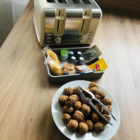 Aux Trompettes Violettes